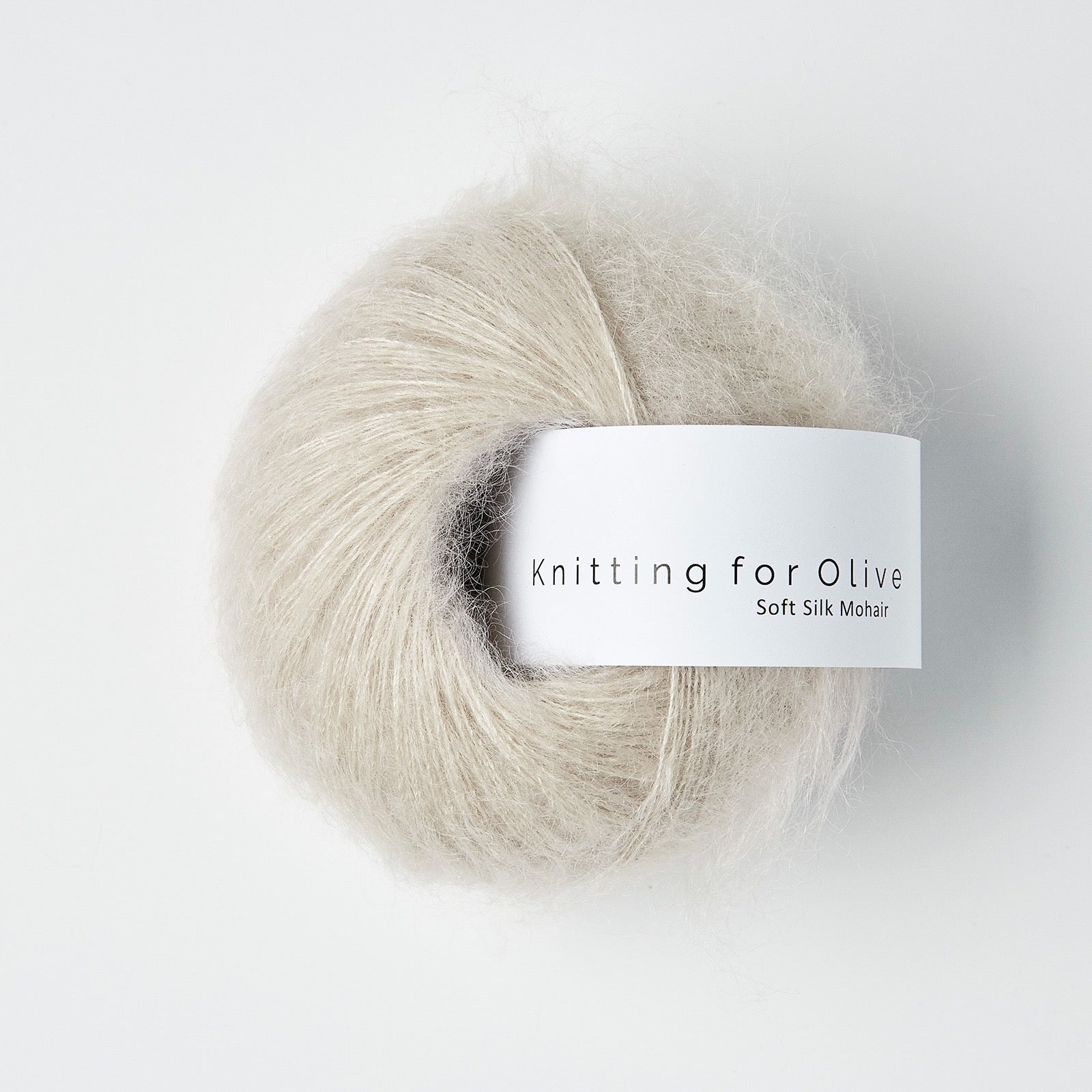 Yumuşacık pastel tonlu Marzipan Soft Silk Mohair ipliği, teninizde hafif bir his bırakır.