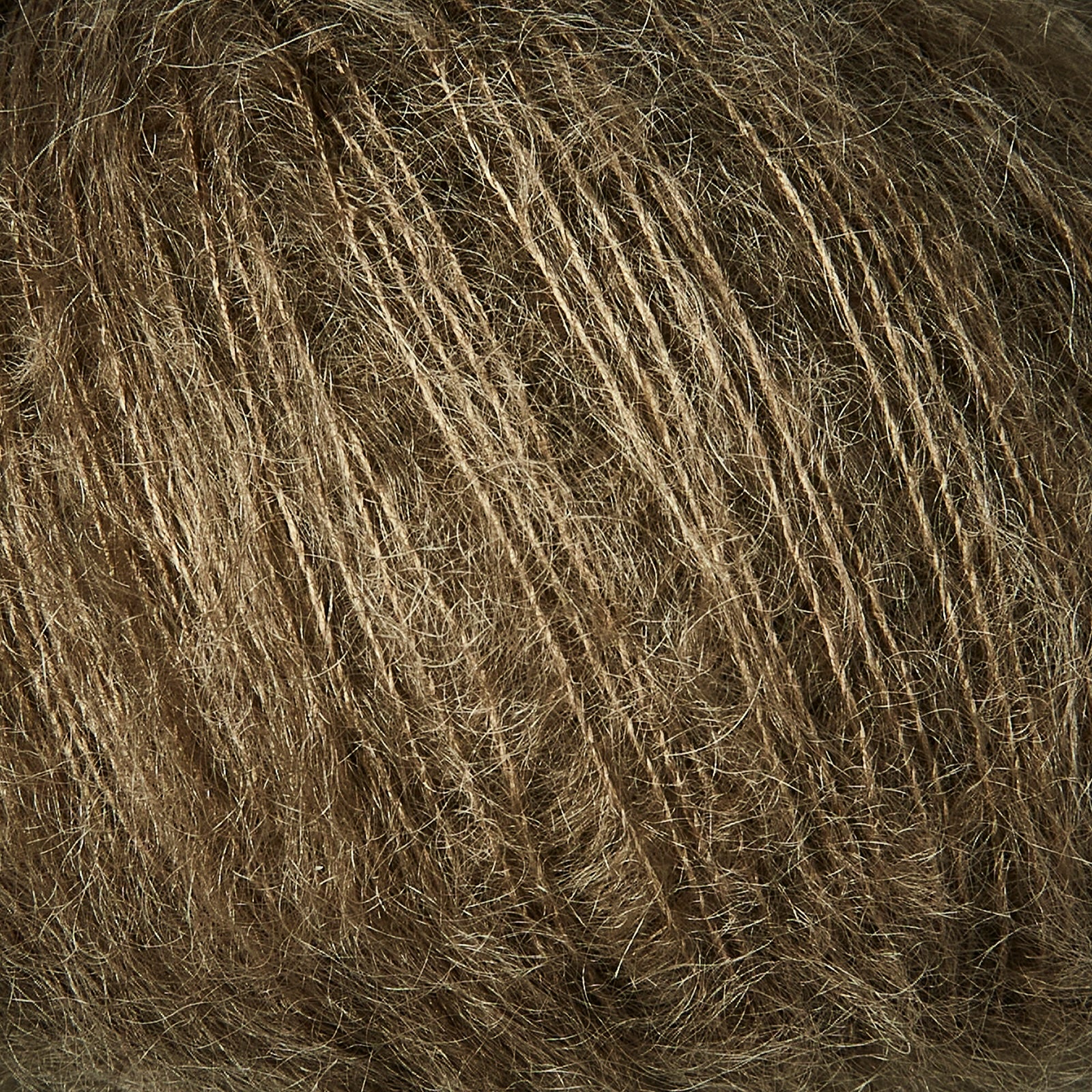 Nut Brown Soft Silk Mohair, yumuşacık ipek tüyleriyle örgülerinize lüks ve zarafet katar.