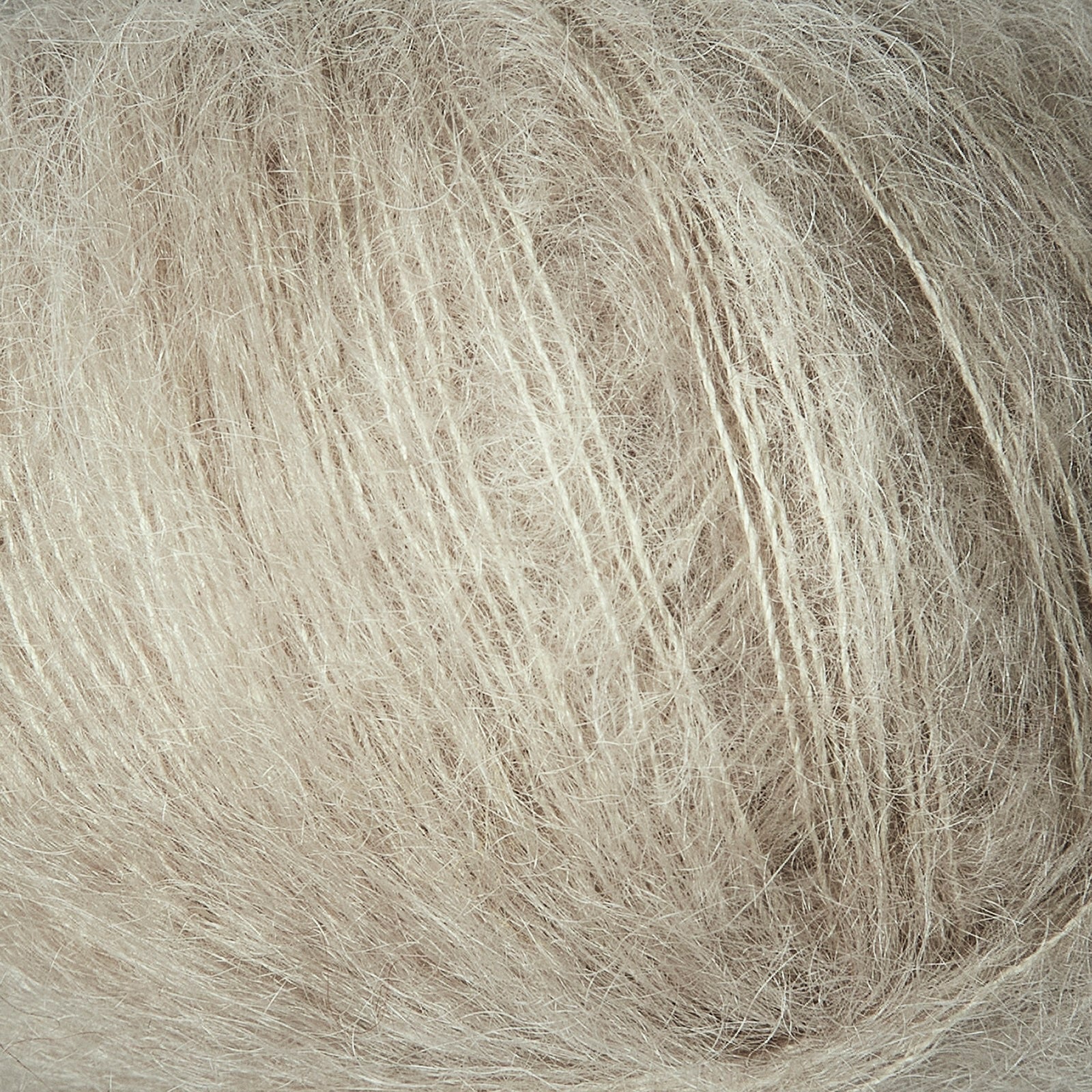 Yumuşacık dokusu ve sıcak oatmeal tonuyla Knitting for Olive Soft Silk Mohair iplik, projelerinize lüks bir hava katar.
