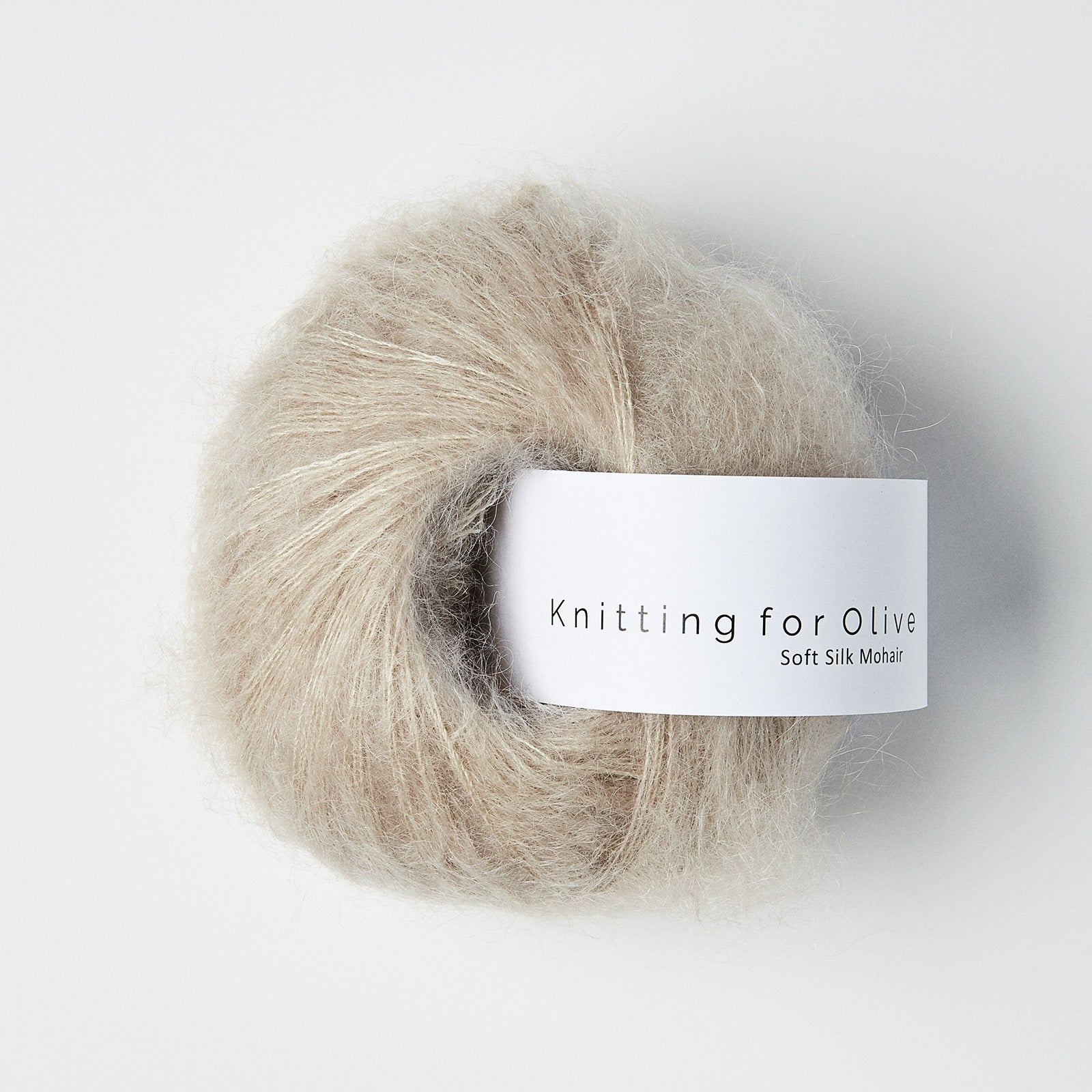 Yumuşacık dokusu ve sıcak oatmeal tonuyla Knitting for Olive Soft Silk Mohair iplik, projelerinize lüks bir hava katar.
