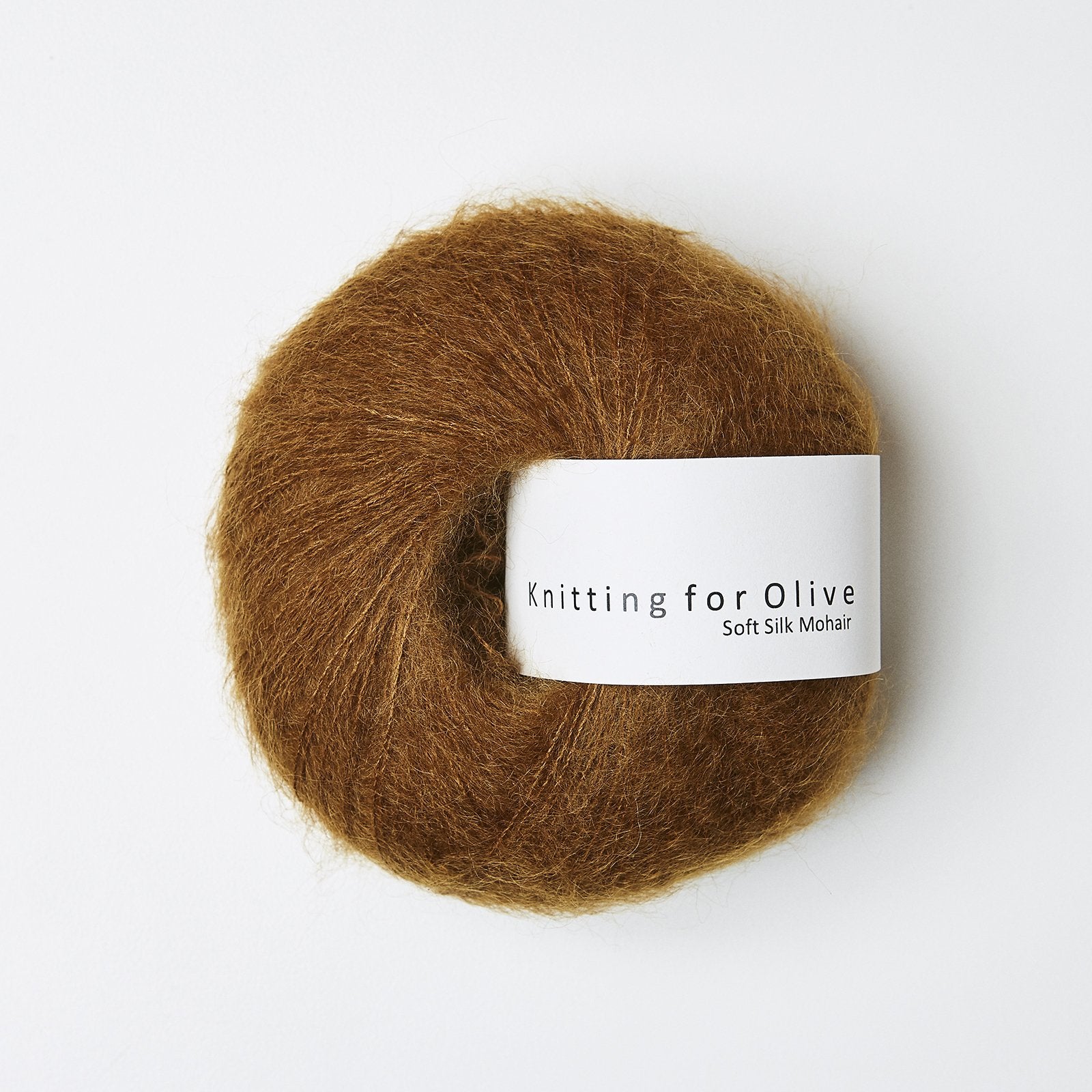 Yumuşacık hardal rengi Knitting for Olive Soft Silk Mohair ipliği, örgü projelerinize lüks bir hava katar.