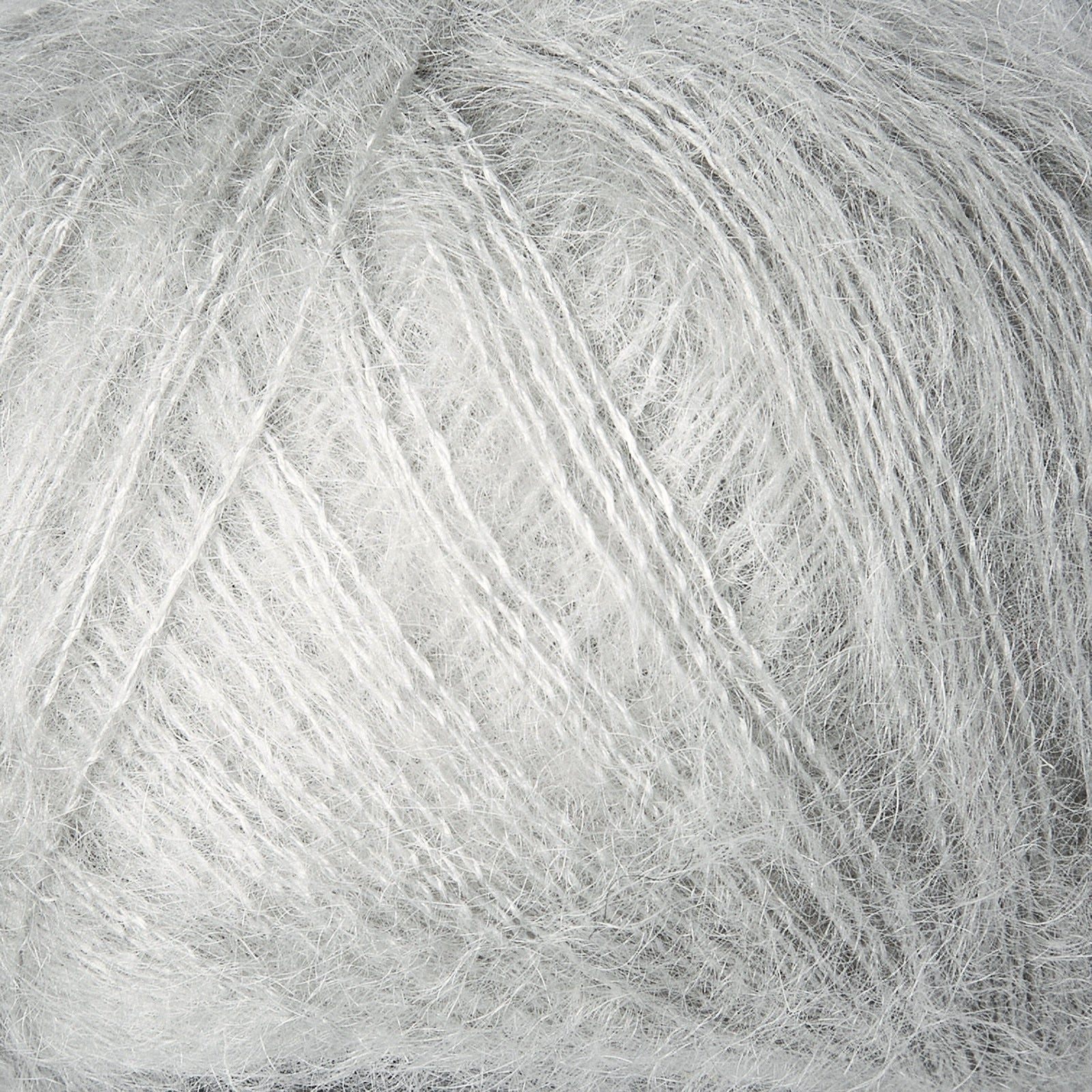 İnci grisi yumuşaklık ve ipeksi parlaklık sunan Knitting for Olive Soft Silk Mohair ipliği.