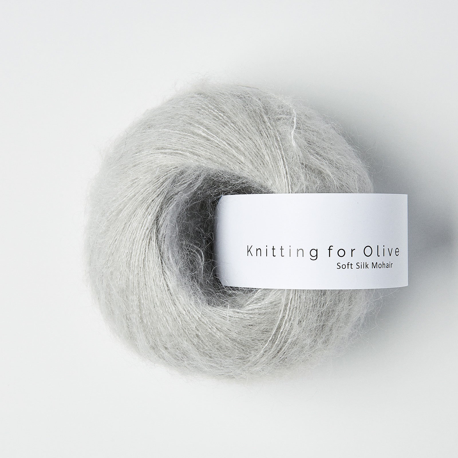 İnci grisi yumuşaklık ve ipeksi parlaklık sunan Knitting for Olive Soft Silk Mohair ipliği.