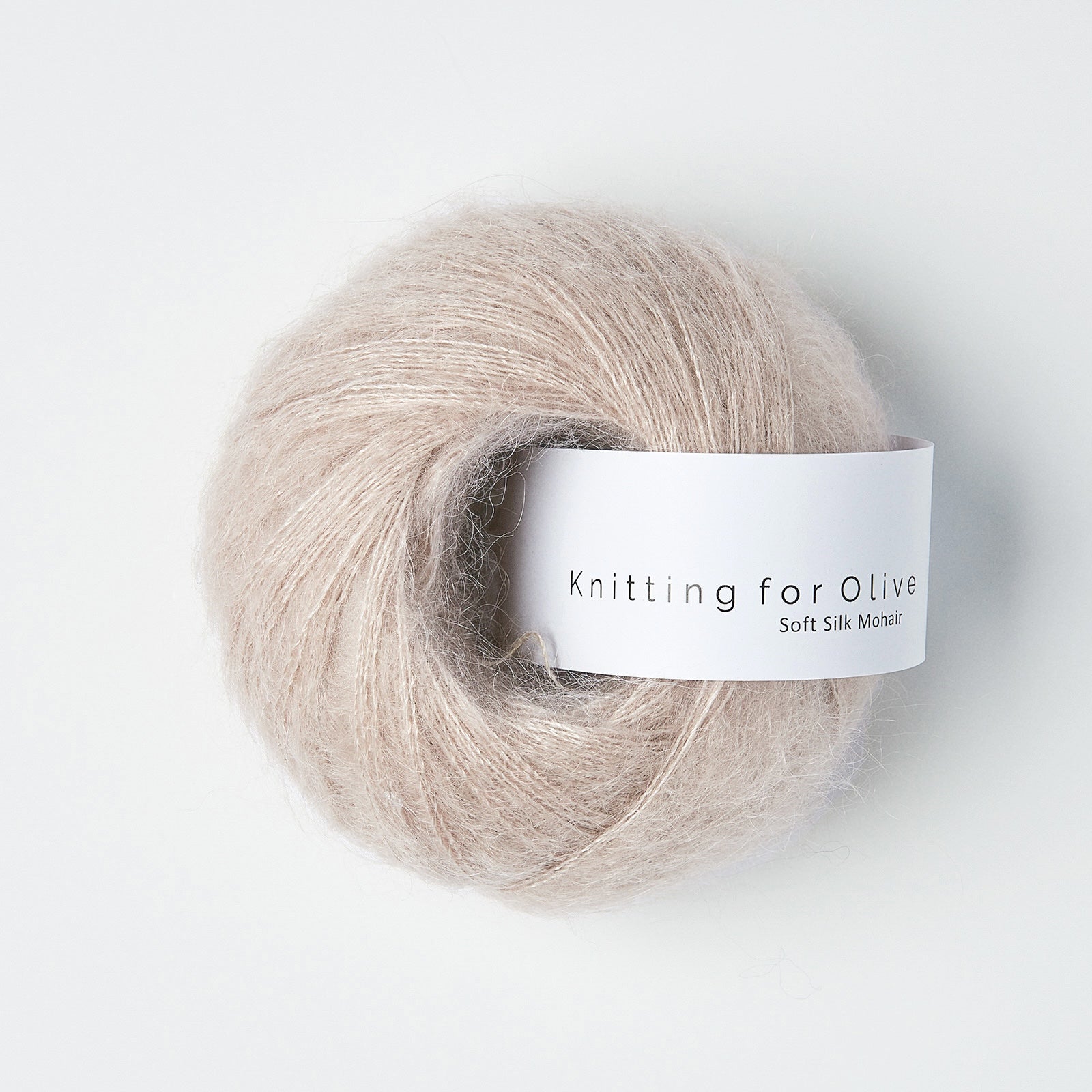 Toz pembesi Knitting for Olive Soft Silk Mohair ipliği, projelerinize ipeksi yumuşaklık ve zarif bir hava katar.