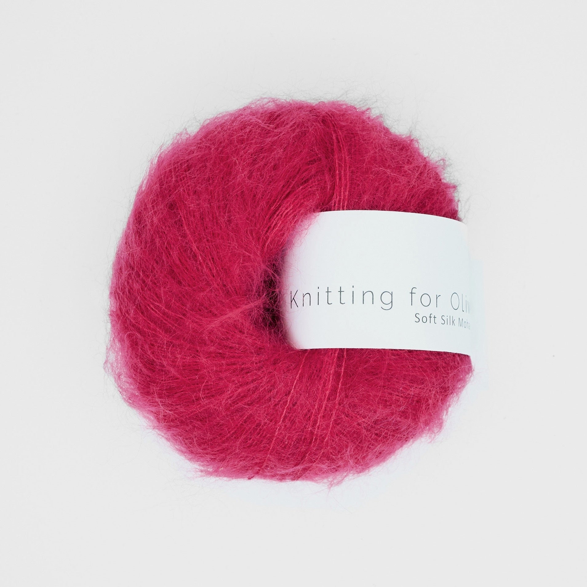 Knitting for Olive Soft Silk Mohair'ın yumuşak tüyleri ve ahududu kırmızısı tonu şıklık sunar.
