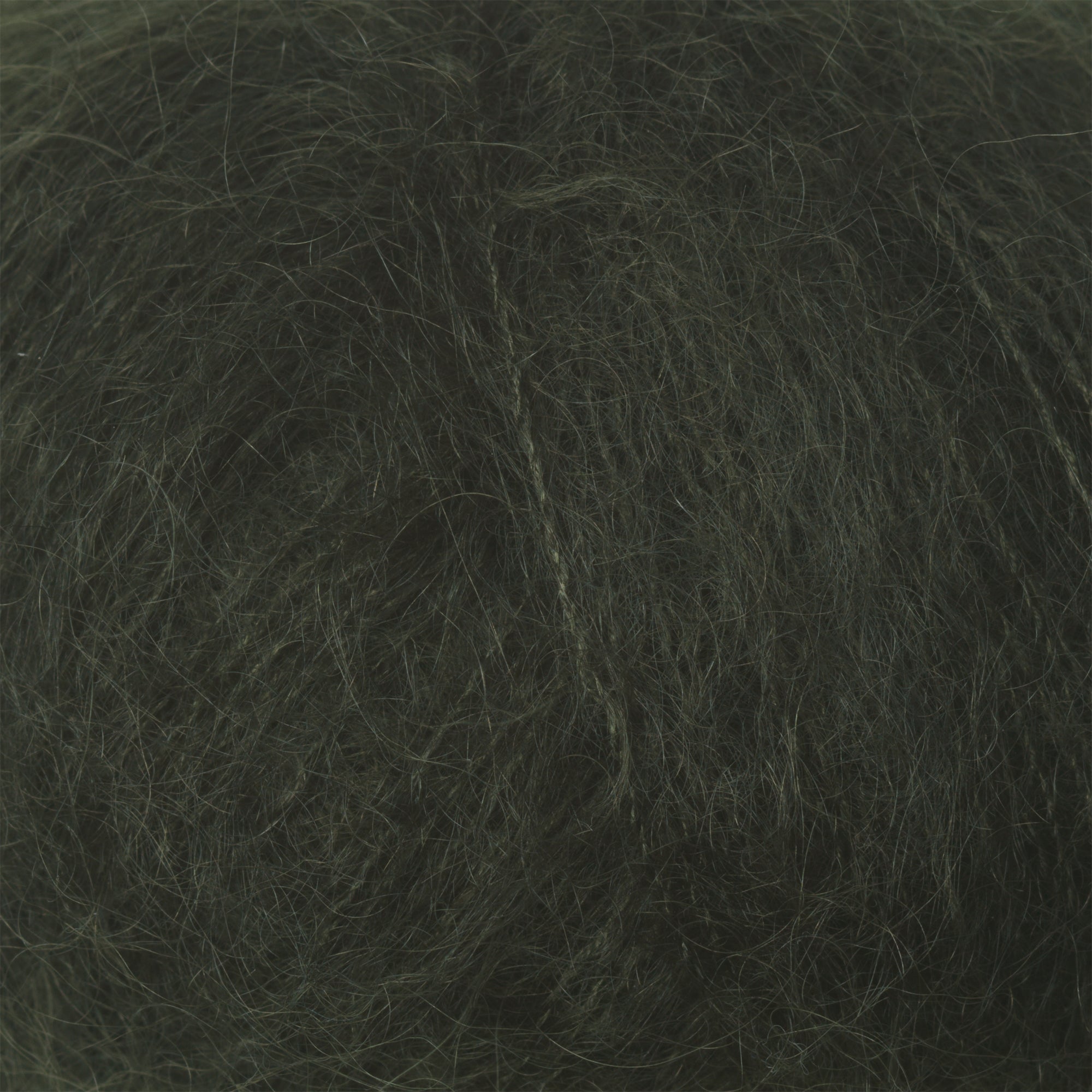 Knitting for Olive Soft Silk Mohair'ın Slate Green tonu, projelere yumuşaklık ve zarif parlaklık katar.