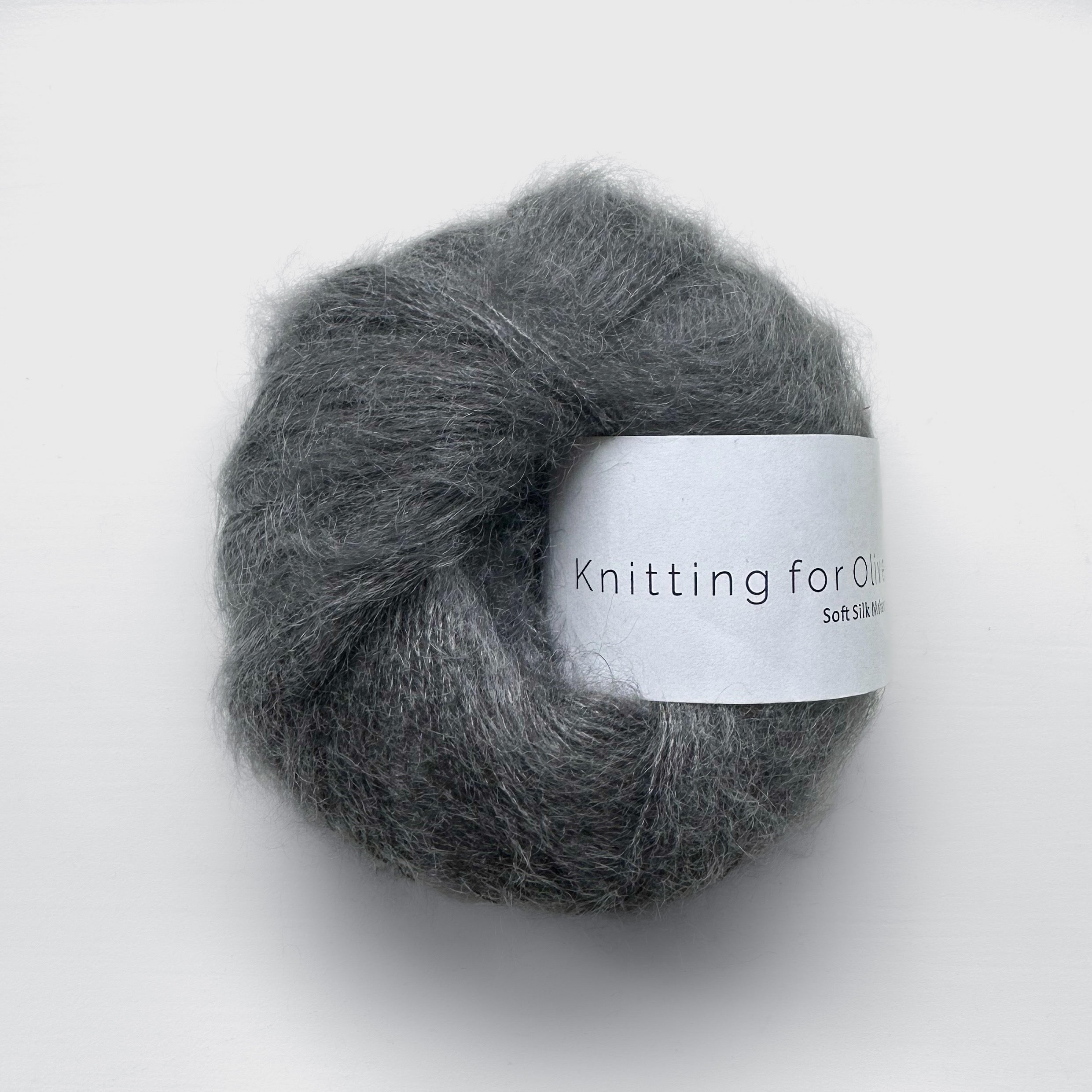 Yumuşacık Soft Silk Mohair ipliğin Thunder Cloud rengi, projelerinize hafiflik ve şık bir parlaklık katar.