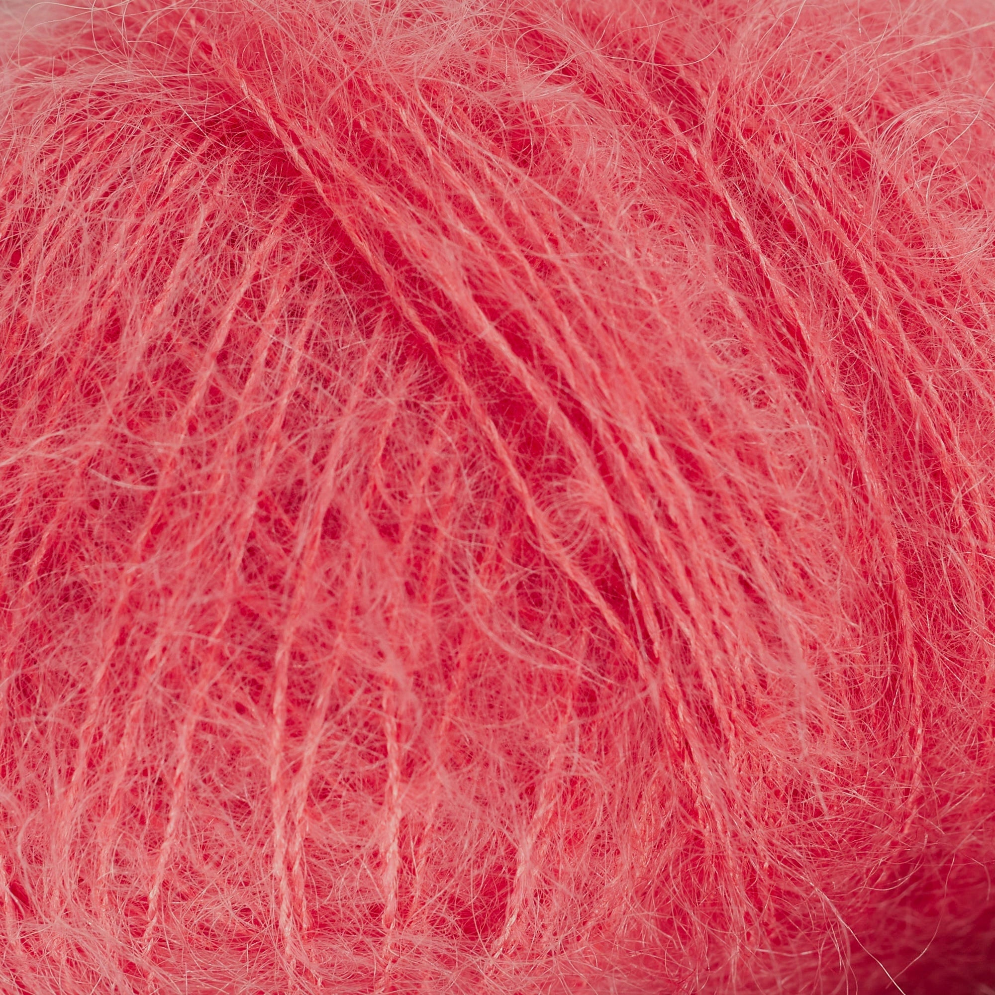 Karpuz tonu ipeksi Soft Silk Mohair ile hafif, sıcak ve zarif örgüler yaratın.