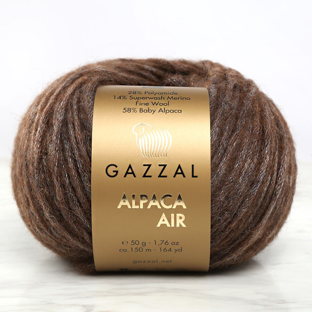 Doğal alpaka yünüyle üretilen yumuşacık ve hafif Gazzal Alpaca Air kahverengi el örgü ipi.