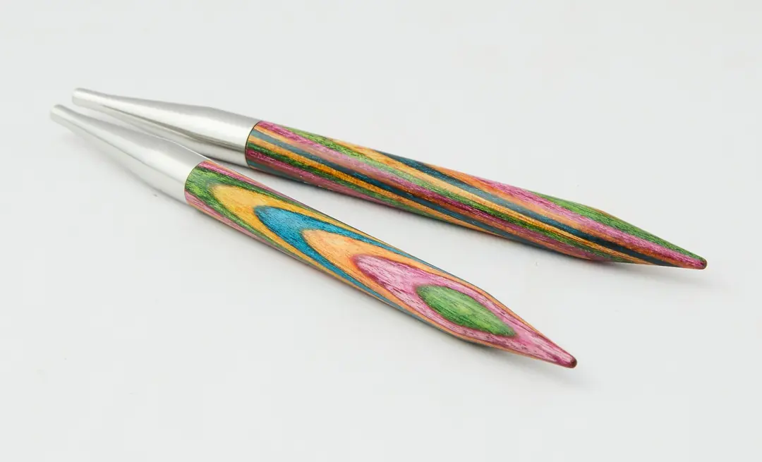 10 cm KNITPRO SYMFONIE misinalı şiş ucuyla hafif ahşap yapı ve kaygan yüzey sayesinde dikişsiz, rahat örgü deneyimi.