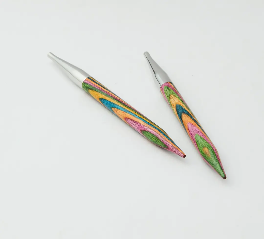 KNITPRO SYMFONIE 13 cm misinalı şiş ucu, pürüzsüz ahşap yapısıyla kaymaz tutuş ve değiştirilebilir sistem sunar.