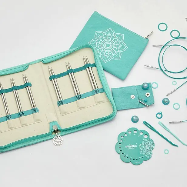 KNITPRO’nun 13 cm kısa kablolu değiştirilebilir şiş setiyle her ilmeğe inancını katarak minik projeler ör.