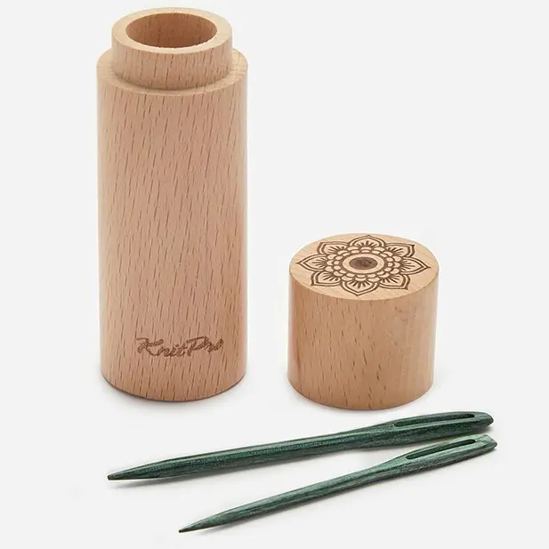 Ahşap kutuda üçlü KNITPRO yün iğnesi seti ile mindful örgü deneyimi.