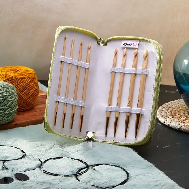 KNITPRO bambu misinalı tığ seti, 9 boy seçeneğiyle Tunus işi ve kalın örgülerde kaymaz konfor sağlar.
