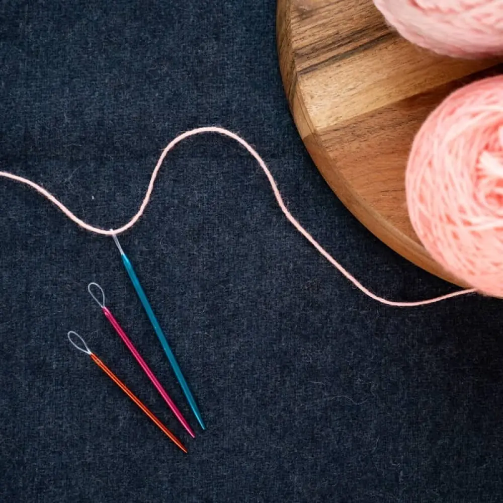 KNITPRO Zing 3'lü yün iğnesi seti ergonomik tutuş ve keskin uçla hızlı dikiş sağlar.