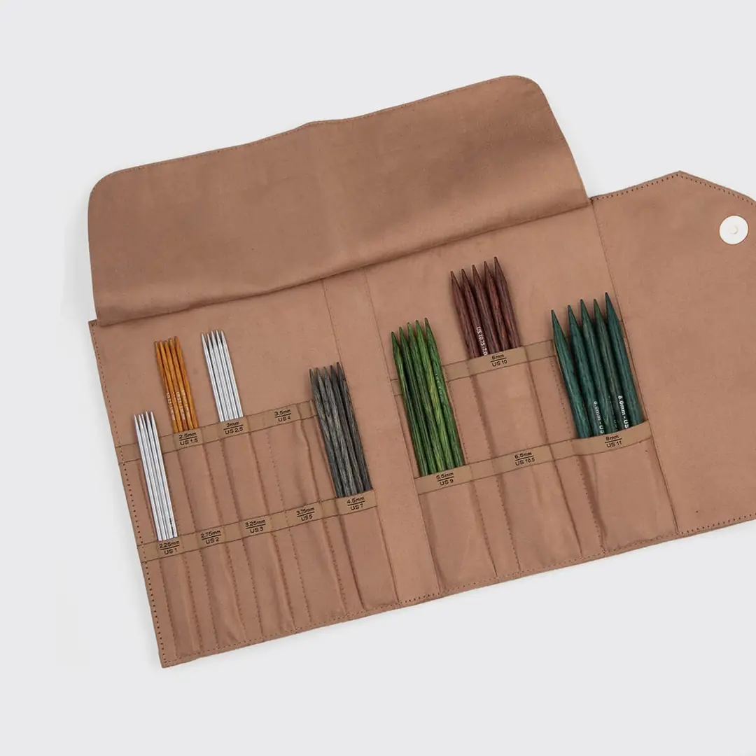 Toprak rengi KNITPRO çorap şişi kılıfı, şişlerinizi güvenle taşıyarak düzeninizi korur.