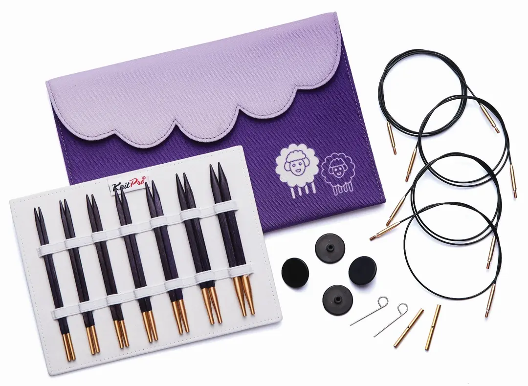 KnitPRO J'adore Cubics Deluxe Set 13 cm normal uçlu örgü şişleri ile konforlu ve kaymaz yüzeyde kesintisiz örgü keyfi.