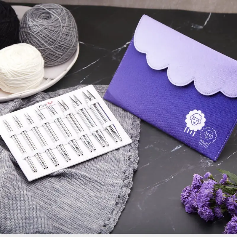 KNITPRO NOVA METAL Deluxe Set, 13 cm normal uçlarıyla pürüzsüz ve konforlu örgü deneyimi sunar.