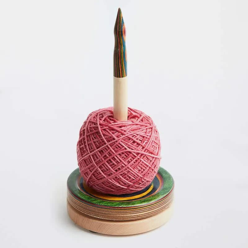 KNITPRO Signature yumak tutucu, kaymaz tabanıyla örgü keyfini artırır.