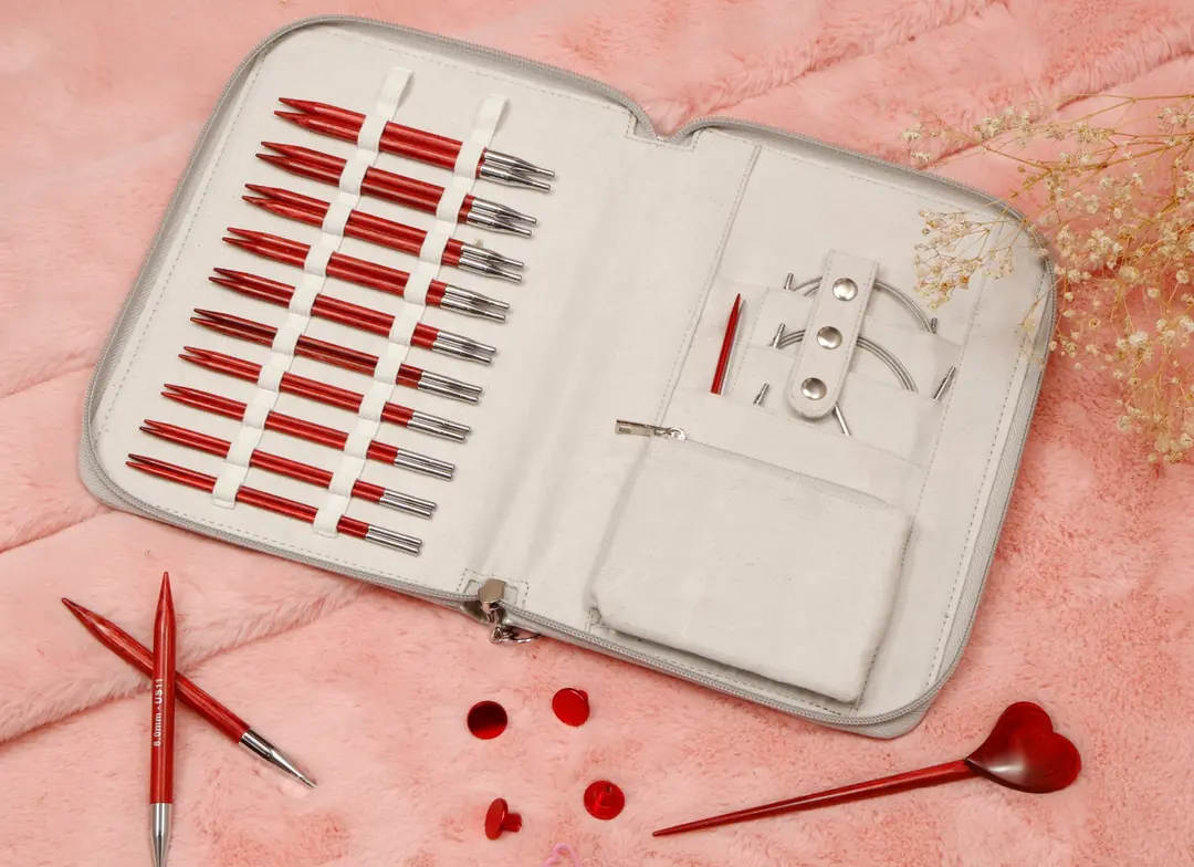 KNITPRO AMORE 13 cm normal uçlu değiştirilebilir misinalı şiş seti ile konforlu ve pürüzsüz örgü keyfi.